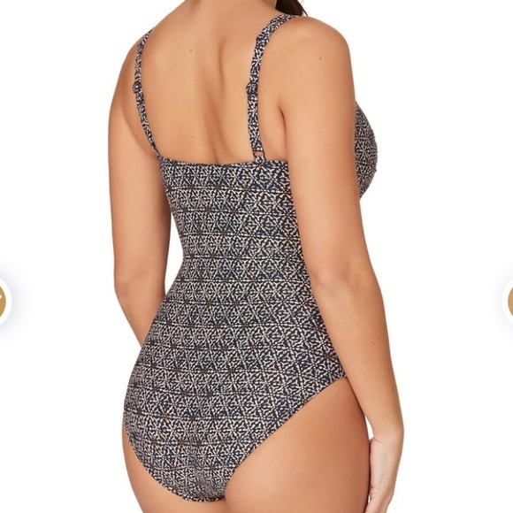 NipTuck Joanne Twist Front Tummy Control One Piece Swimsuit size 4 - Picture 2 of 8